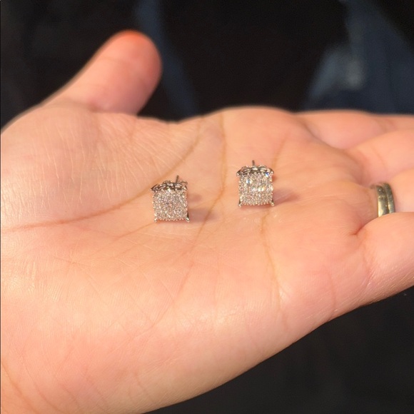 Brand New, elegant white gold stud earrings - Picture 2 of 4